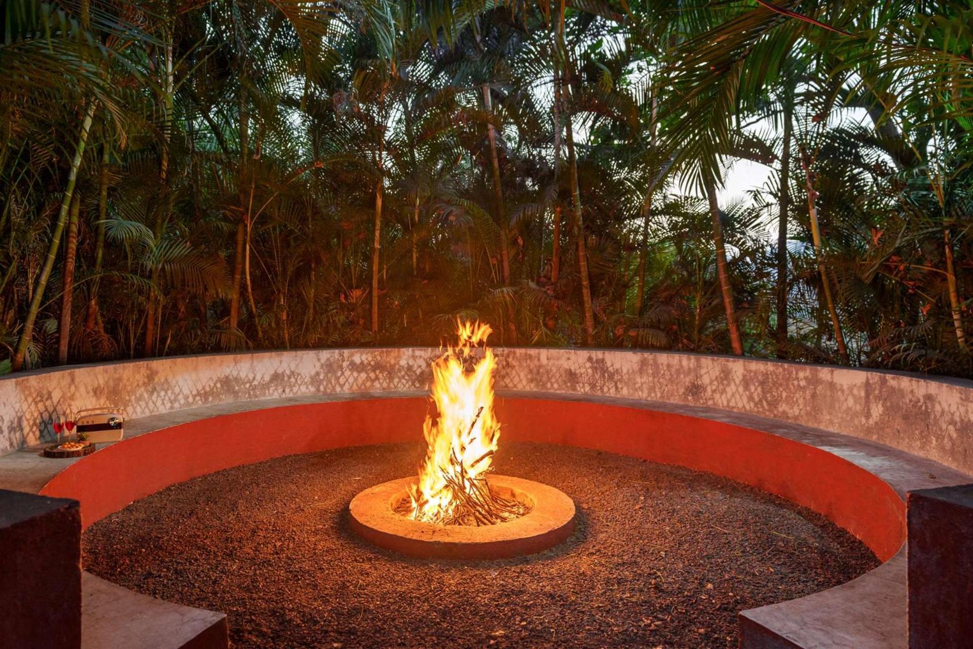 Vintage Estate - Lakeside Allure With Vintage Decor,A Plunge Pool & A Lawn Featuring A Charming Gazebo Karjat Exterior foto