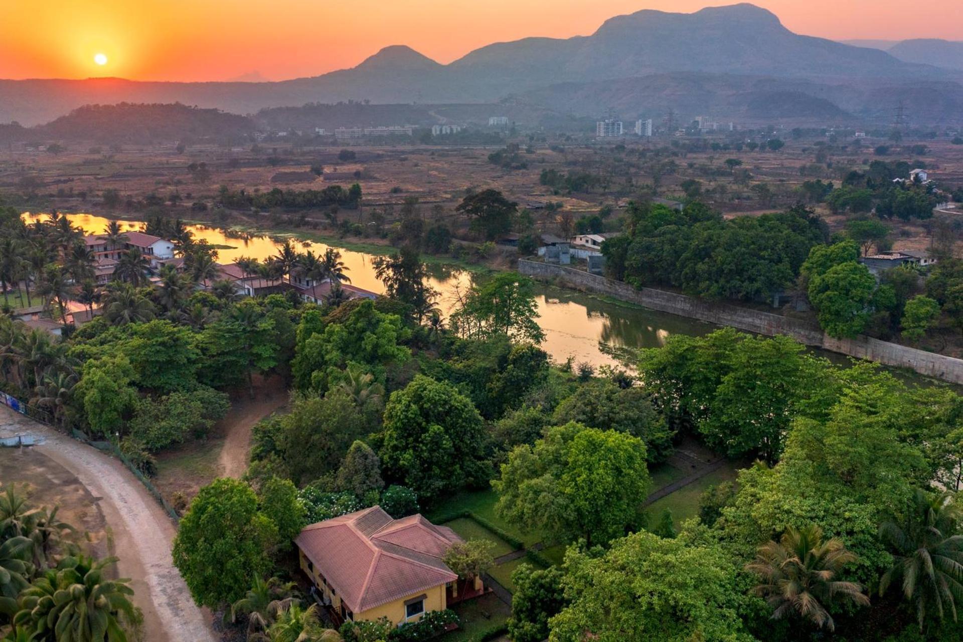 Vintage Estate - Lakeside Allure With Vintage Decor,A Plunge Pool & A Lawn Featuring A Charming Gazebo Karjat Exterior foto