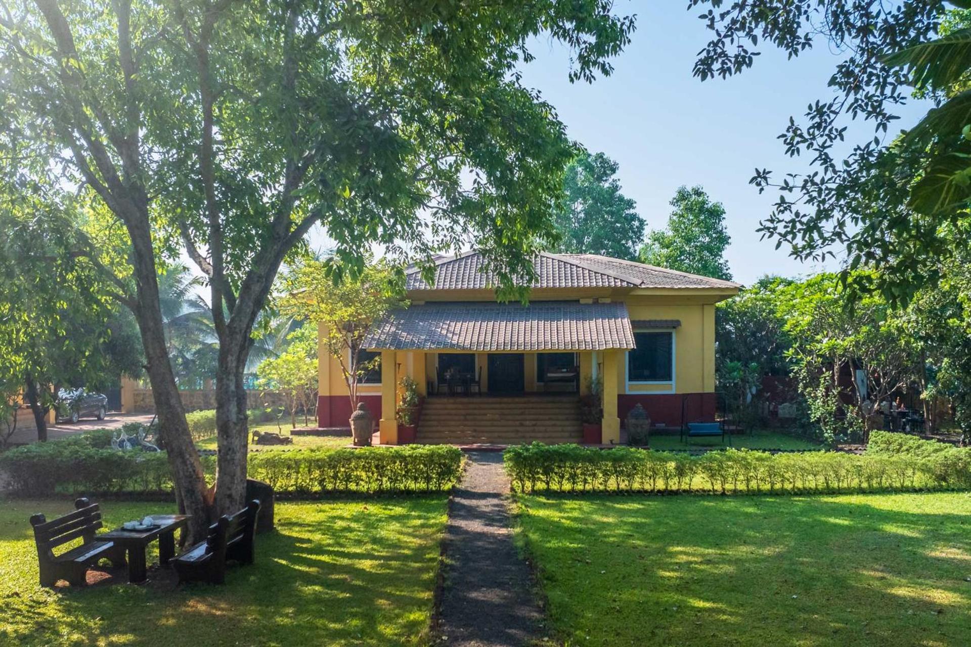 Vintage Estate - Lakeside Allure With Vintage Decor,A Plunge Pool & A Lawn Featuring A Charming Gazebo Karjat Exterior foto
